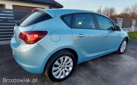 Opel Astra 1.  7CDTi Cosmo 2010