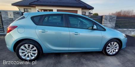 Opel Astra 1.  7CDTi Cosmo 2010