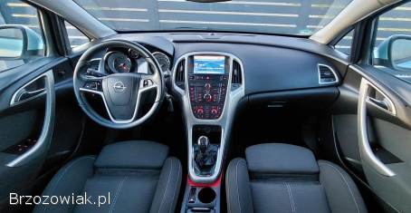 Opel Astra 1.  7CDTi Cosmo 2010