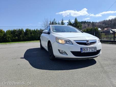 Opel Astra Sports Tourer 2011
