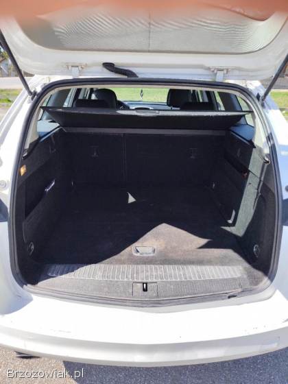 Opel Astra Sports Tourer 2011