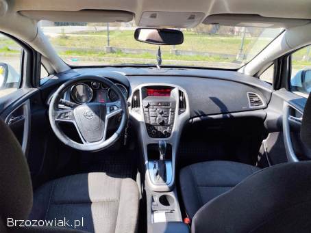 Opel Astra Sports Tourer 2011