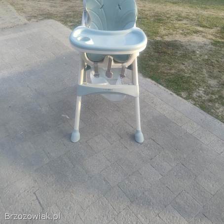 Stolik do jedzenia dla dzieci.