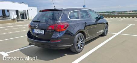 Opel Astra J Sports Tourer 2011