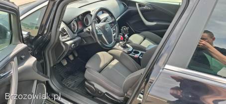 Opel Astra J Sports Tourer 2011