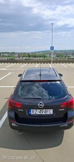 Opel Astra J Sports Tourer 2011