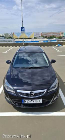 Opel Astra J Sports Tourer 2011