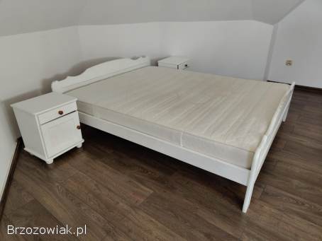 Sprzedam łóżko drewniane z dwiema szafkami nocny