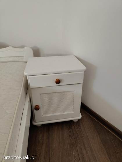Sprzedam łóżko drewniane z dwiema szafkami nocny