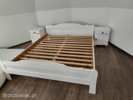 Sprzedam łóżko drewniane z dwiema szafkami nocny