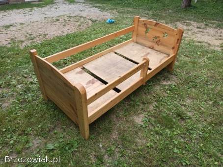 Łóżko drewniane.  Ręcznie robione.