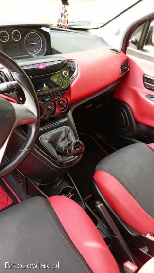 Lancia Ypsilon Black&Red S&S 2012