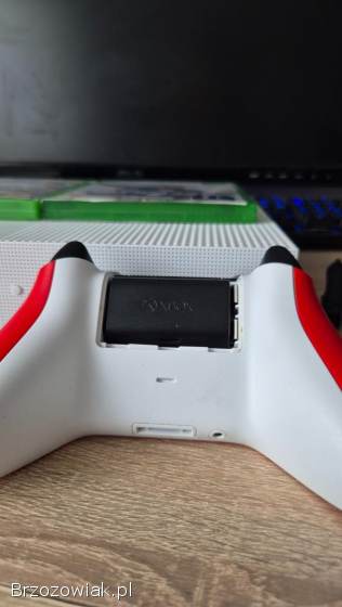 Xbox one s z padem z akumulatorem i 2 grami