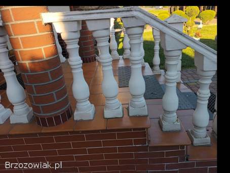 Tralki betonowe białe słupki,  barierki na schody zewnętrzne