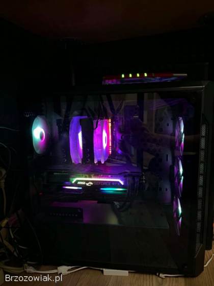 Komputer Gamingowy z fotelem,  monitorem,  klawiaturą,  myszką i urządzeniami audio