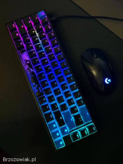 Komputer Gamingowy z fotelem,  monitorem,  klawiaturą,  myszką i urządzeniami audio