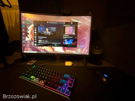 Komputer Gamingowy z fotelem,  monitorem,  klawiaturą,  myszką i urządzeniami audio