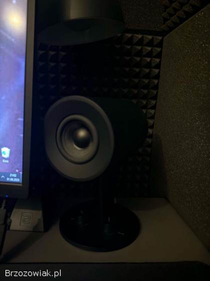 Komputer Gamingowy z fotelem,  monitorem,  klawiaturą,  myszką i urządzeniami audio