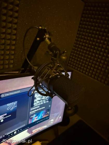 Komputer Gamingowy z fotelem,  monitorem,  klawiaturą,  myszką i urządzeniami audio