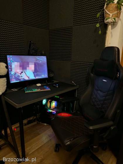 Komputer Gamingowy z fotelem,  monitorem,  klawiaturą,  myszką i urządzeniami audio