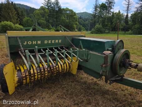 Prasa kostkująca John Deere.