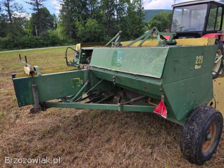 Prasa kostkująca John Deere.