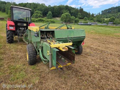 Prasa kostkująca John Deere.