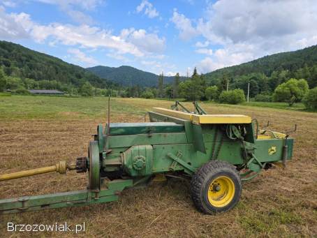 Prasa kostkująca John Deere.