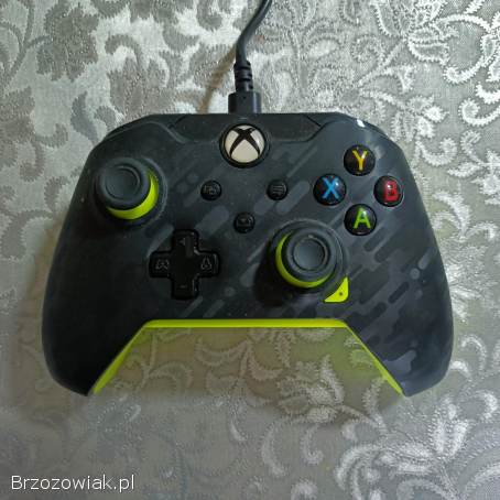 Konsola Xbox One z padem