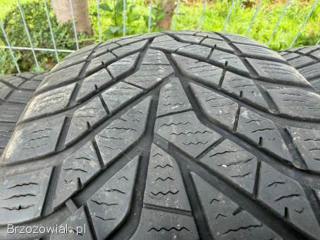 Opony zimowe 215/50 R17 Yokohama BluEarth Winter V905 2020 r.  +/ -  5 mm kpl.
