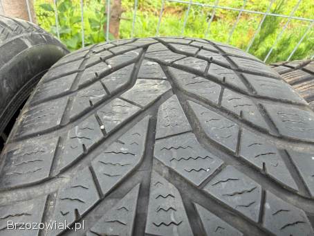 Opony zimowe 215/50 R17 Yokohama BluEarth Winter V905 2020 r.  +/ -  5 mm kpl.