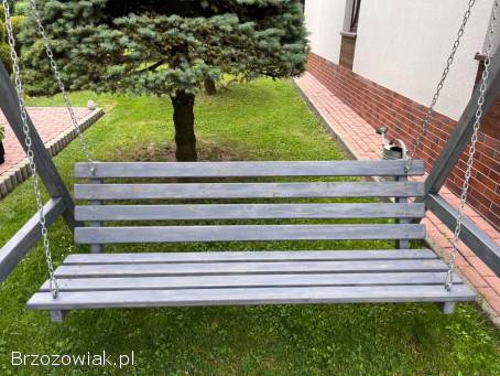 Drewniana huśtawka ogrodowa