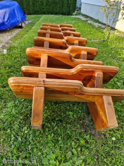 Schody z modrzewia,  ciężkie i solidne.