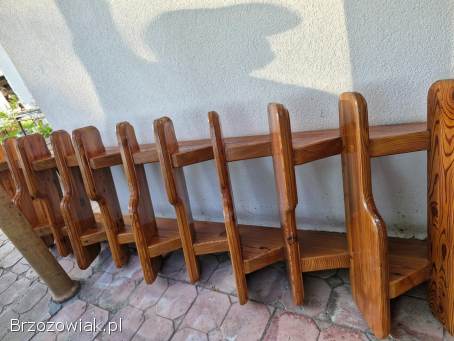 Schody z modrzewia,  ciężkie i solidne.