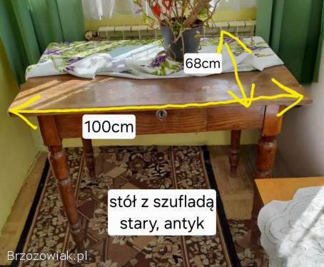 Stary,  drewniany stół z szufladą
